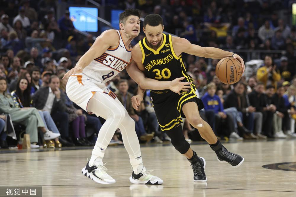 其中扮演着 其中扮演着